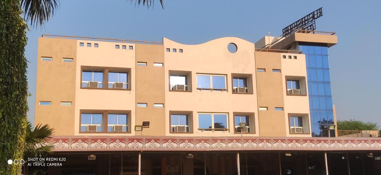 Hotel Ruchishree Garden à Ujjain Extérieur photo