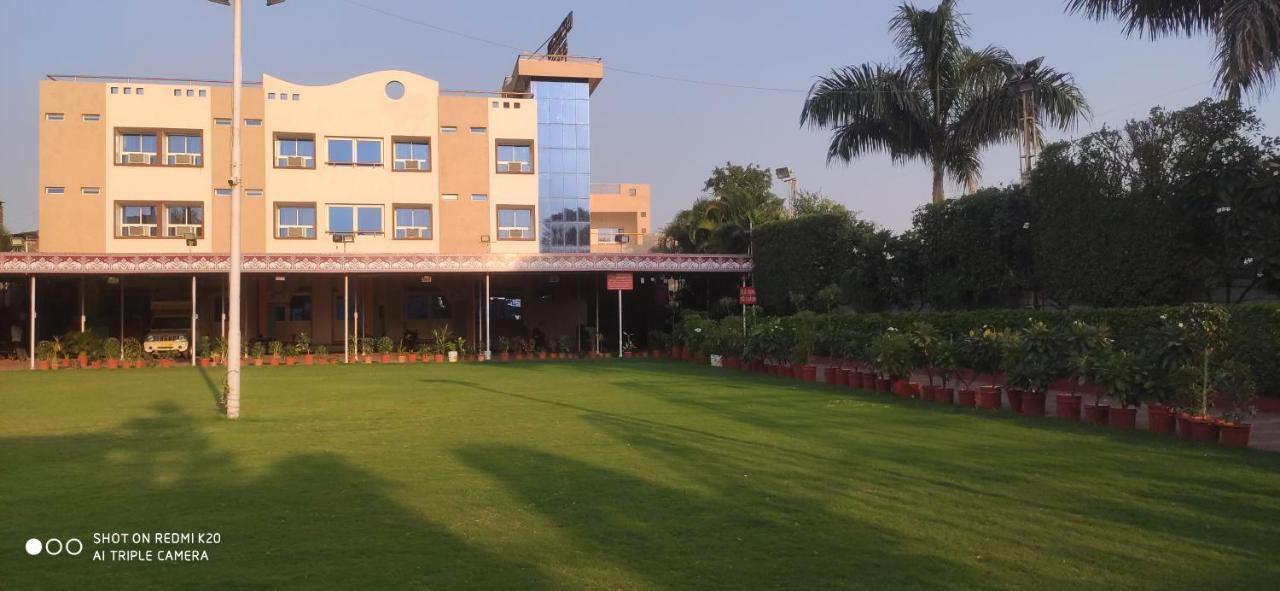 Hotel Ruchishree Garden à Ujjain Extérieur photo