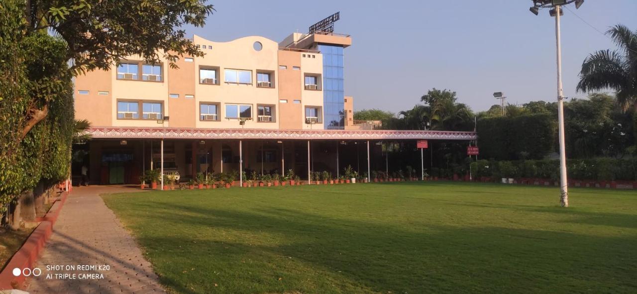 Hotel Ruchishree Garden à Ujjain Extérieur photo