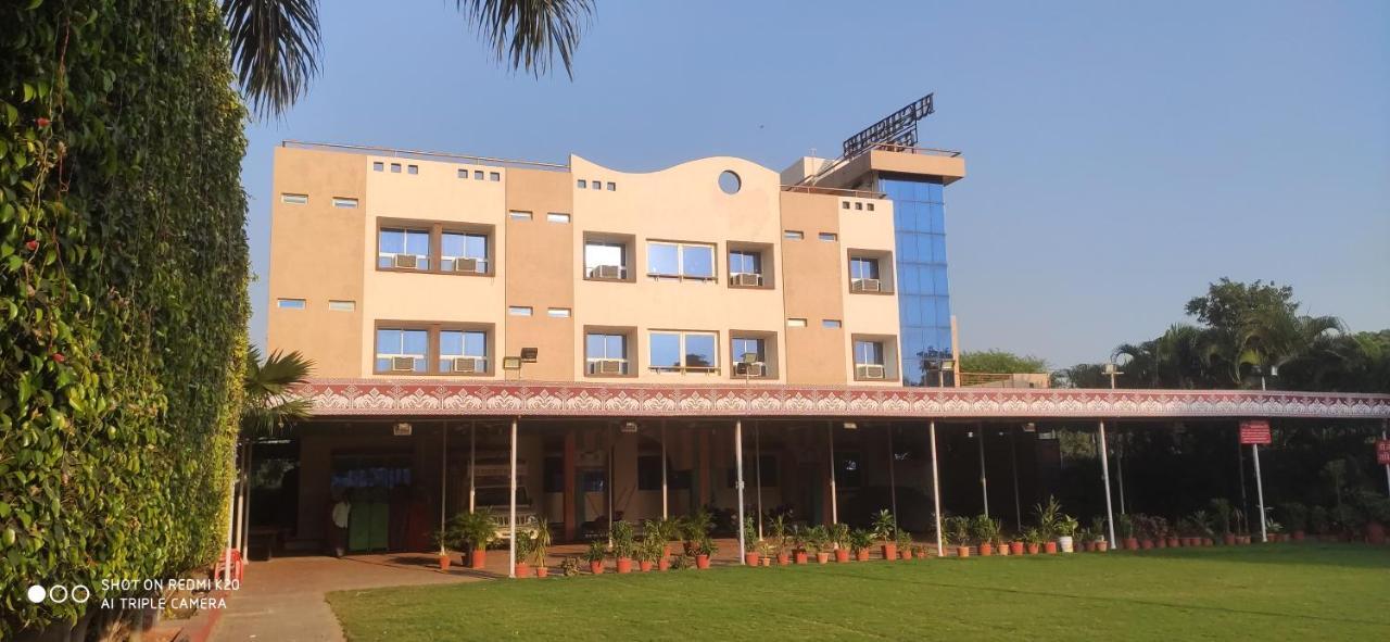 Hotel Ruchishree Garden à Ujjain Extérieur photo