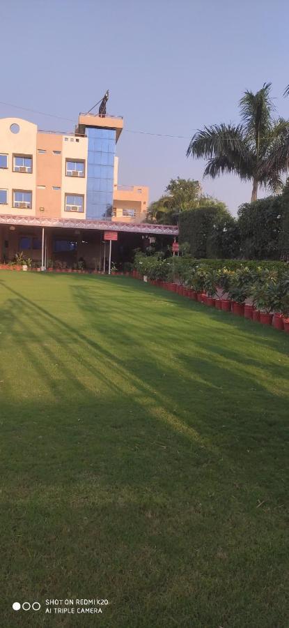 Hotel Ruchishree Garden à Ujjain Extérieur photo