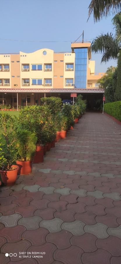 Hotel Ruchishree Garden à Ujjain Extérieur photo