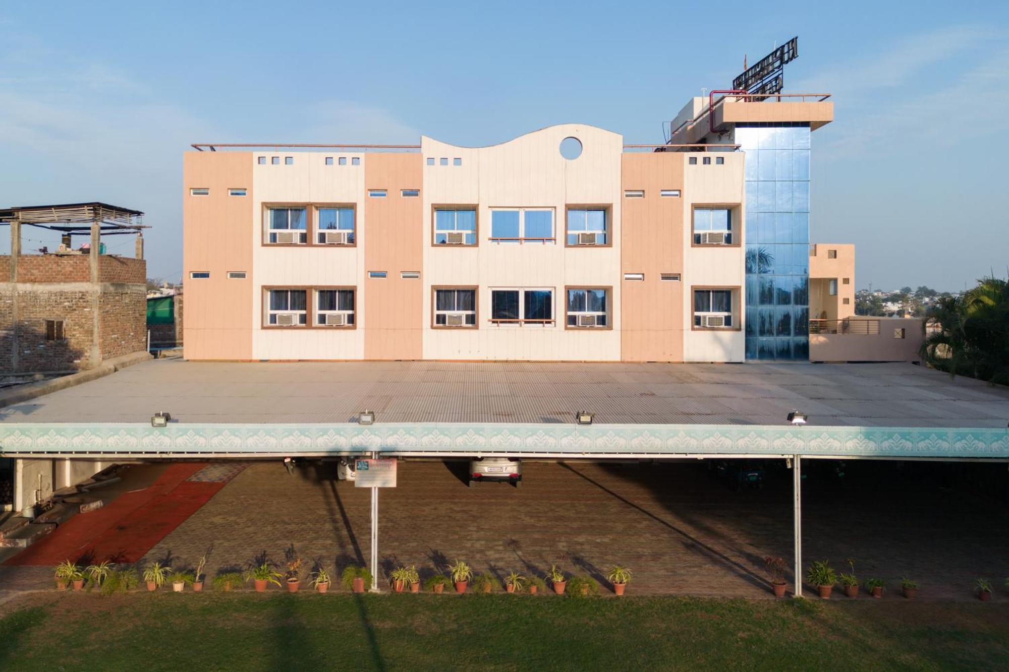 Hotel Ruchishree Garden à Ujjain Extérieur photo