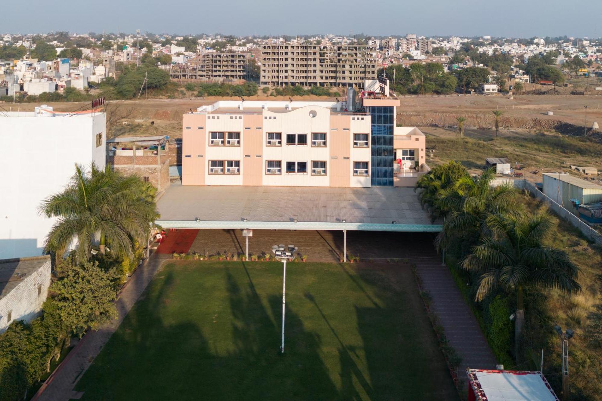 Hotel Ruchishree Garden à Ujjain Extérieur photo